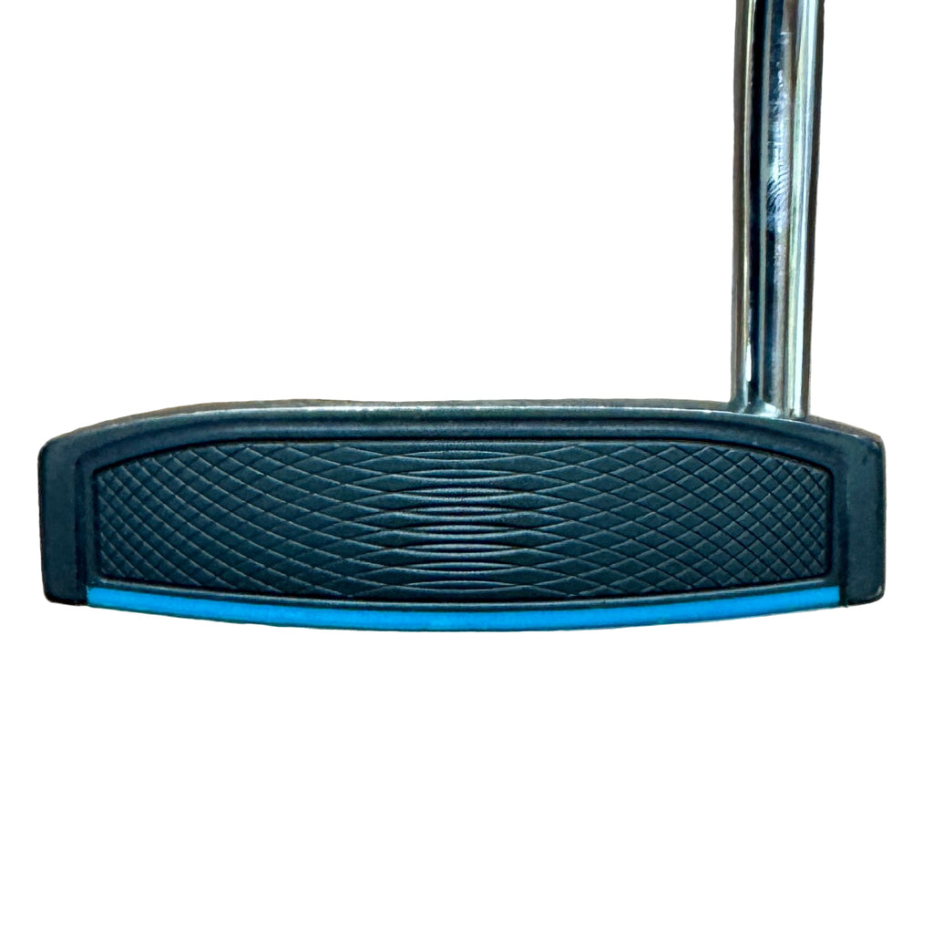 PING SIGMA 2 TYNE Mallet Putter RH Golf Club w/ Headcover Black and blue mat on a wooden floor