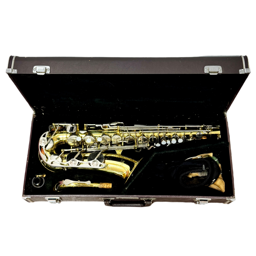 Yamaha YAS-23 Alto Saxophone w/ Hard Case (Serial # 290353 A) Soprano saxophone in a black case on a white background