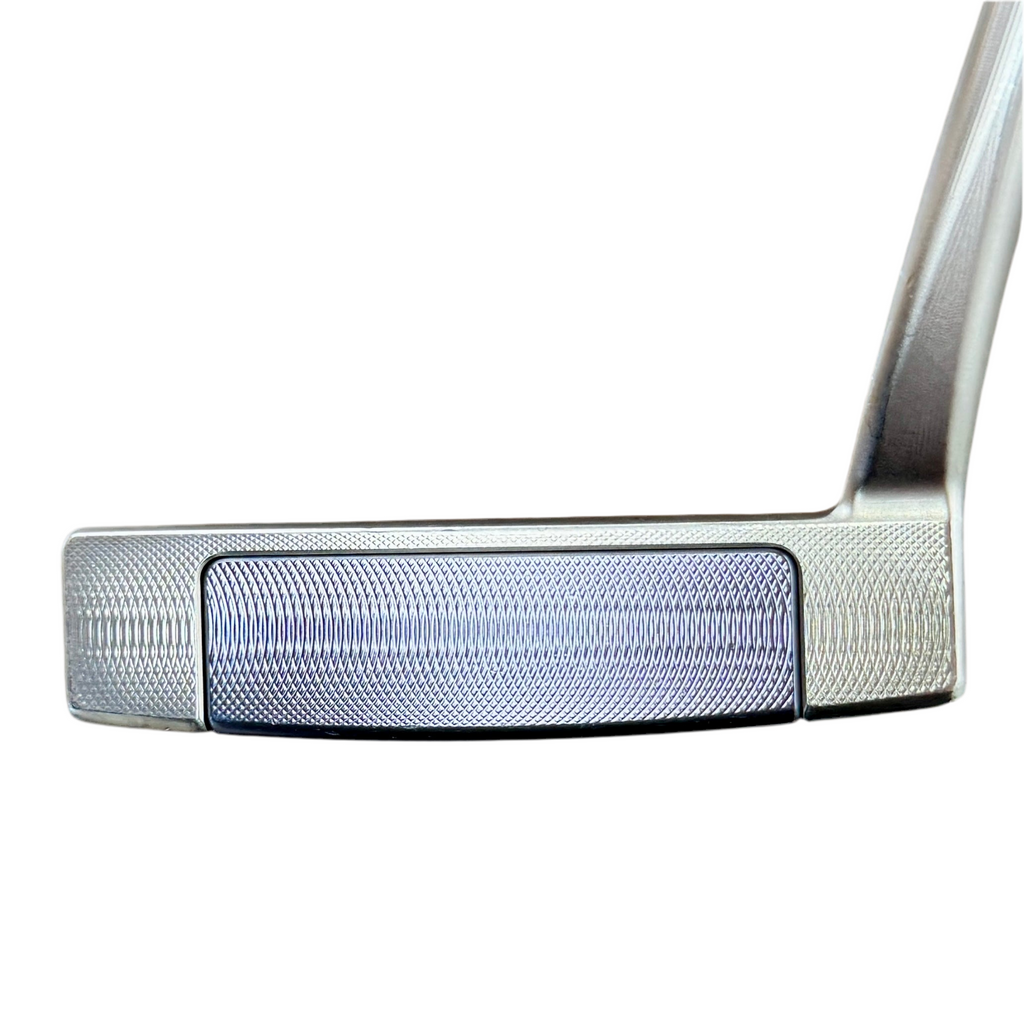 Titleist Scotty Cameron SELECT NEWPORT 3 Mid-Mallet Putter RH Golf Club w/ Headcover Close-up of a golf club head on a white background