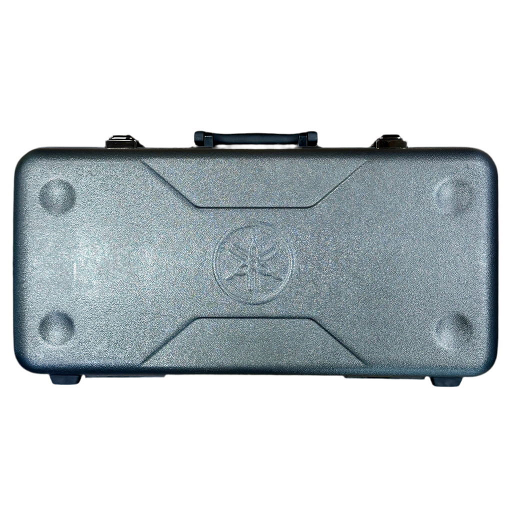 Yamaha YAS-200ADII Advantage Standard Alto Saxophone w/ Hard Case (Serial # N25454) Gray guitar case with a visible brand logo on a white background