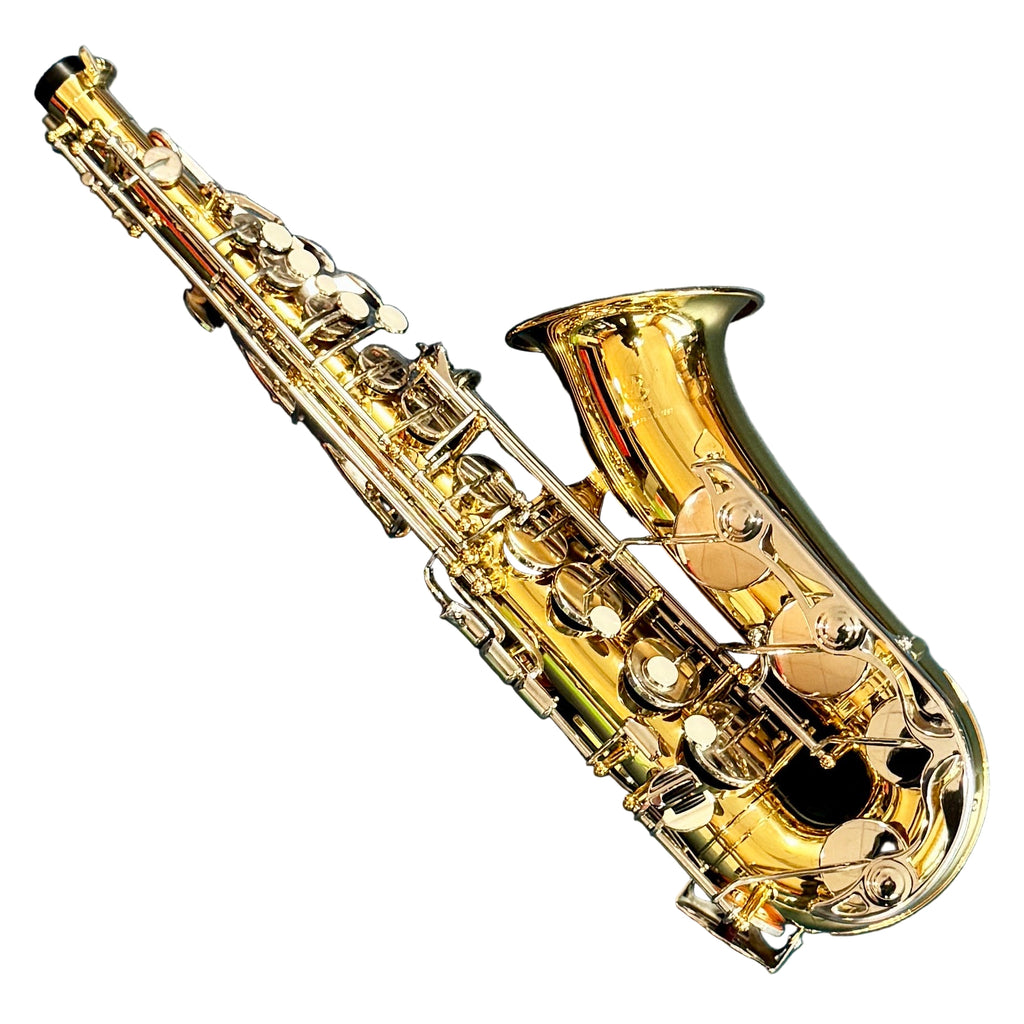 Yamaha YAS-26 Eb Alto Saxophone w/ Hard Case (Serial # R49086) Gold saxophone on a white background
