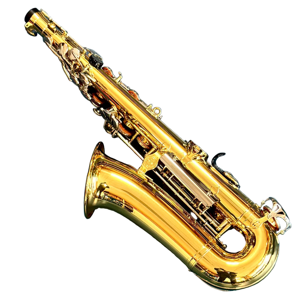 Yamaha YAS-26 Eb Alto Saxophone w/ Hard Case (Serial # R49086) Gold saxophone on a blue textured surface