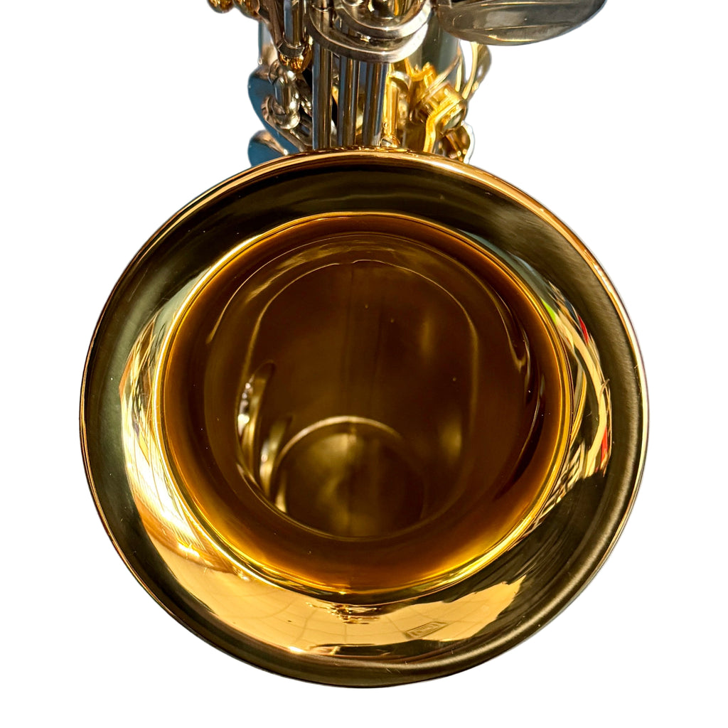 Yamaha YAS-26 Eb Alto Saxophone w/ Hard Case (Serial # R49086) Close-up of a gold-colored object with a reflective surface