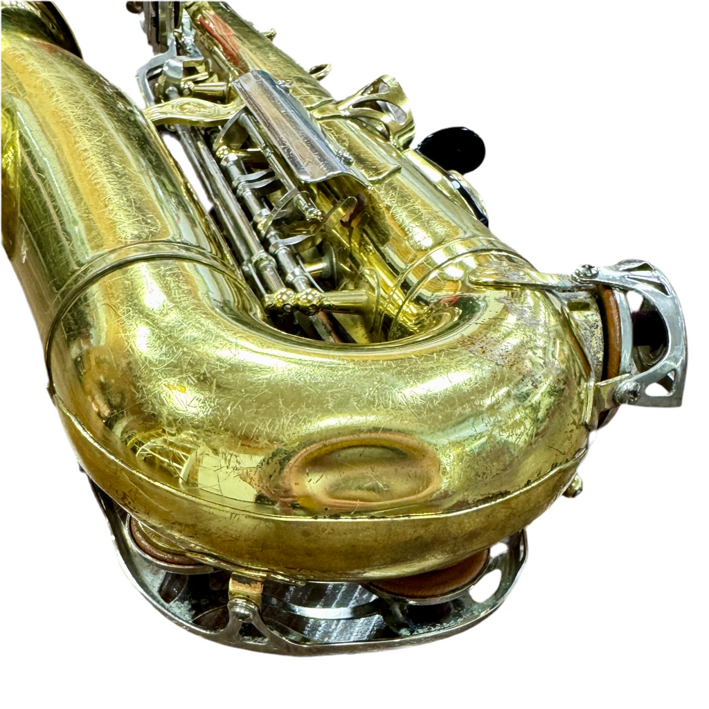 Yamaha YAS-23 Alto Saxophone w/ Hard Case (Serial # 290353 A) Gold saxophone on a white background