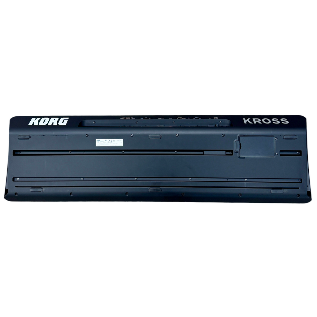 KORG KROSS 2-61 61-Key Synthesizer Workstation w/ Soft Case Korg Kross keyboard on a white background