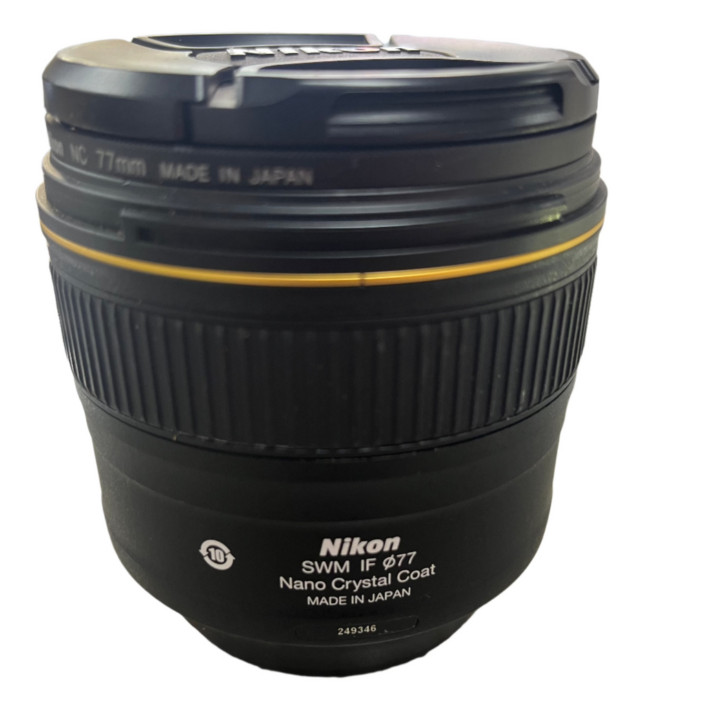 Nikon 85mm f/1.8G AF-S NIKKOR Lens close