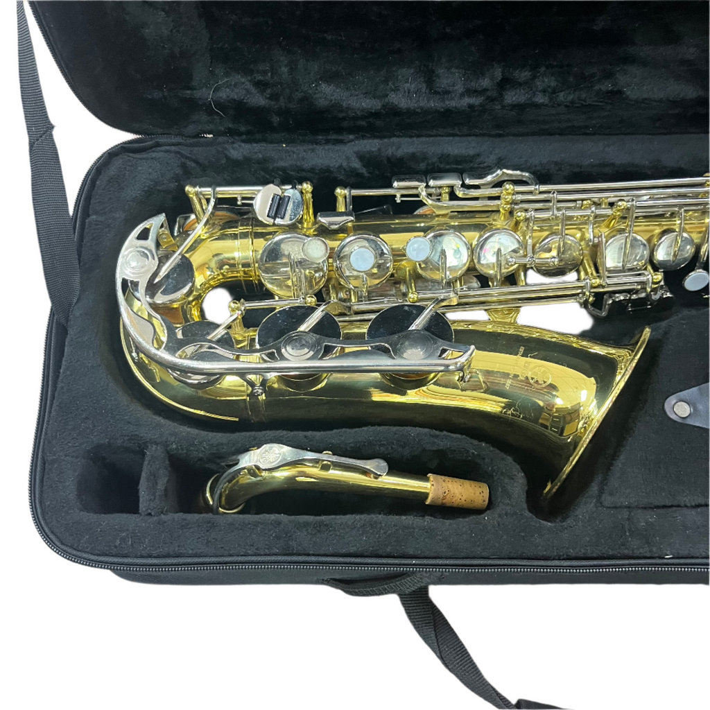 Yamaha YAS23 Alto Saxophone with Case close