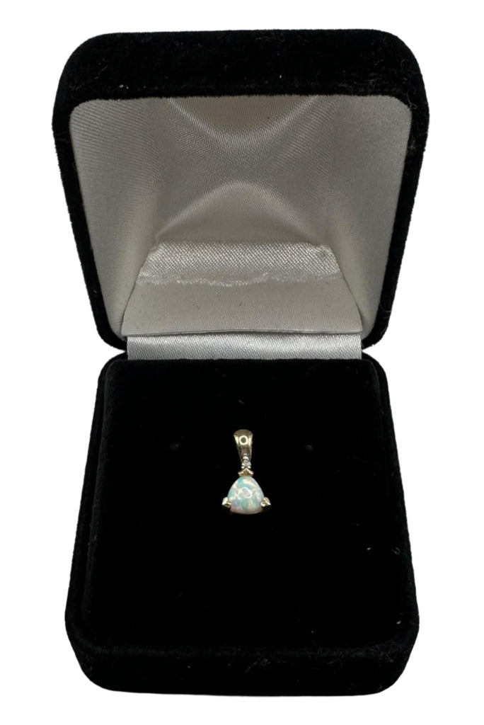 10k Yellow Gold Opal Pendant  .5 Grams