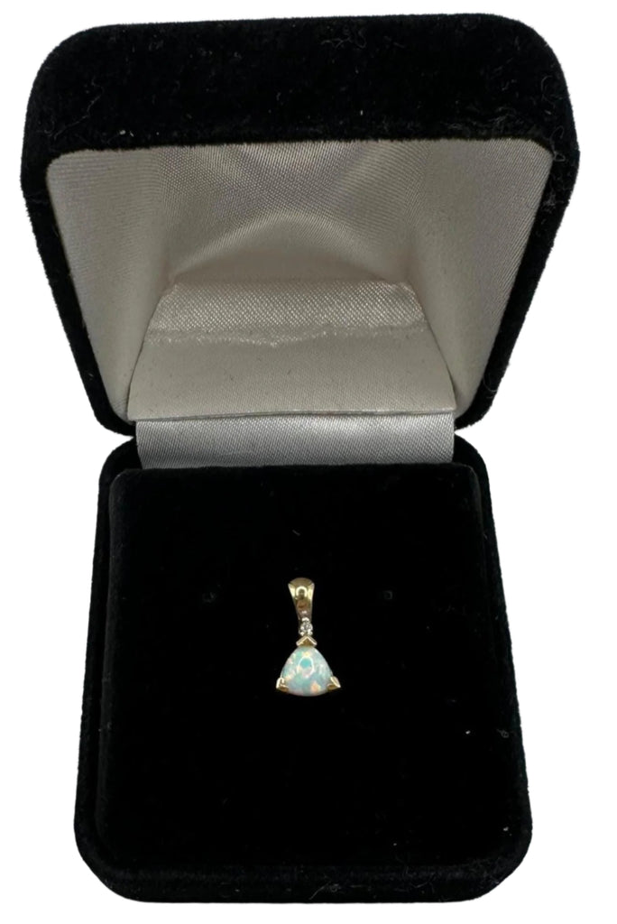 10k Yellow Gold Opal Pendant  .5 Grams