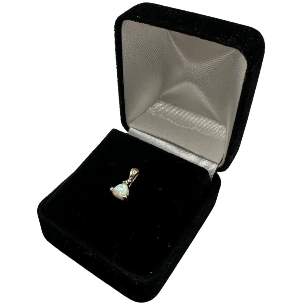 10k Yellow Gold Opal Pendant  .5 Grams