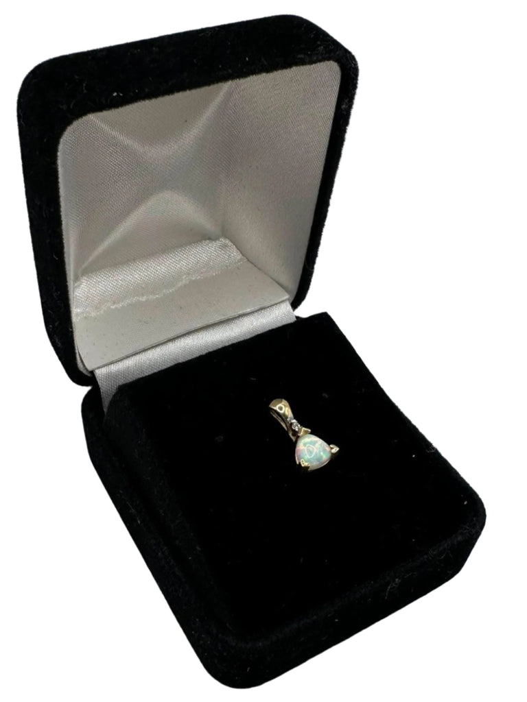 10k Yellow Gold Opal Pendant  .5 Grams