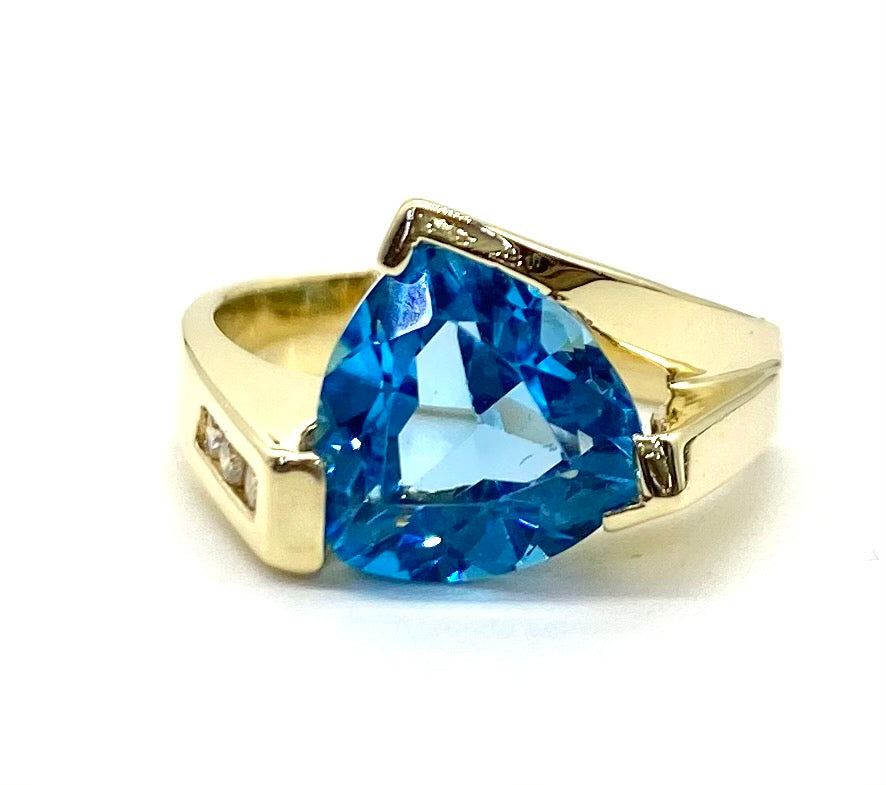 Trillion Cut Blue Topaz Ring - Dick's Pawn Superstore